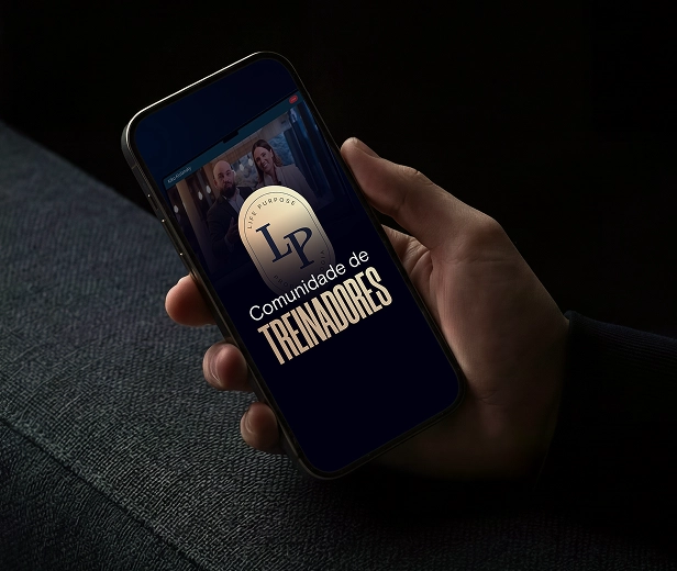 Celular exibindo a comunidade de treinadores certificados